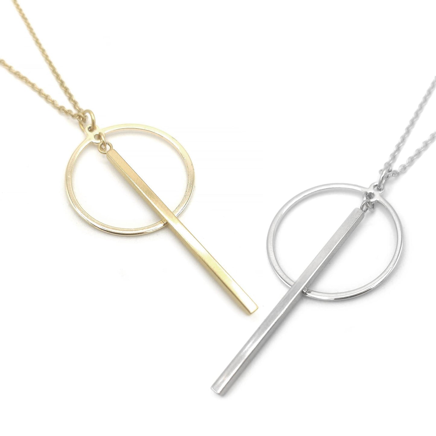Collier sautoir doré sobre et élégant aux formes géométriques