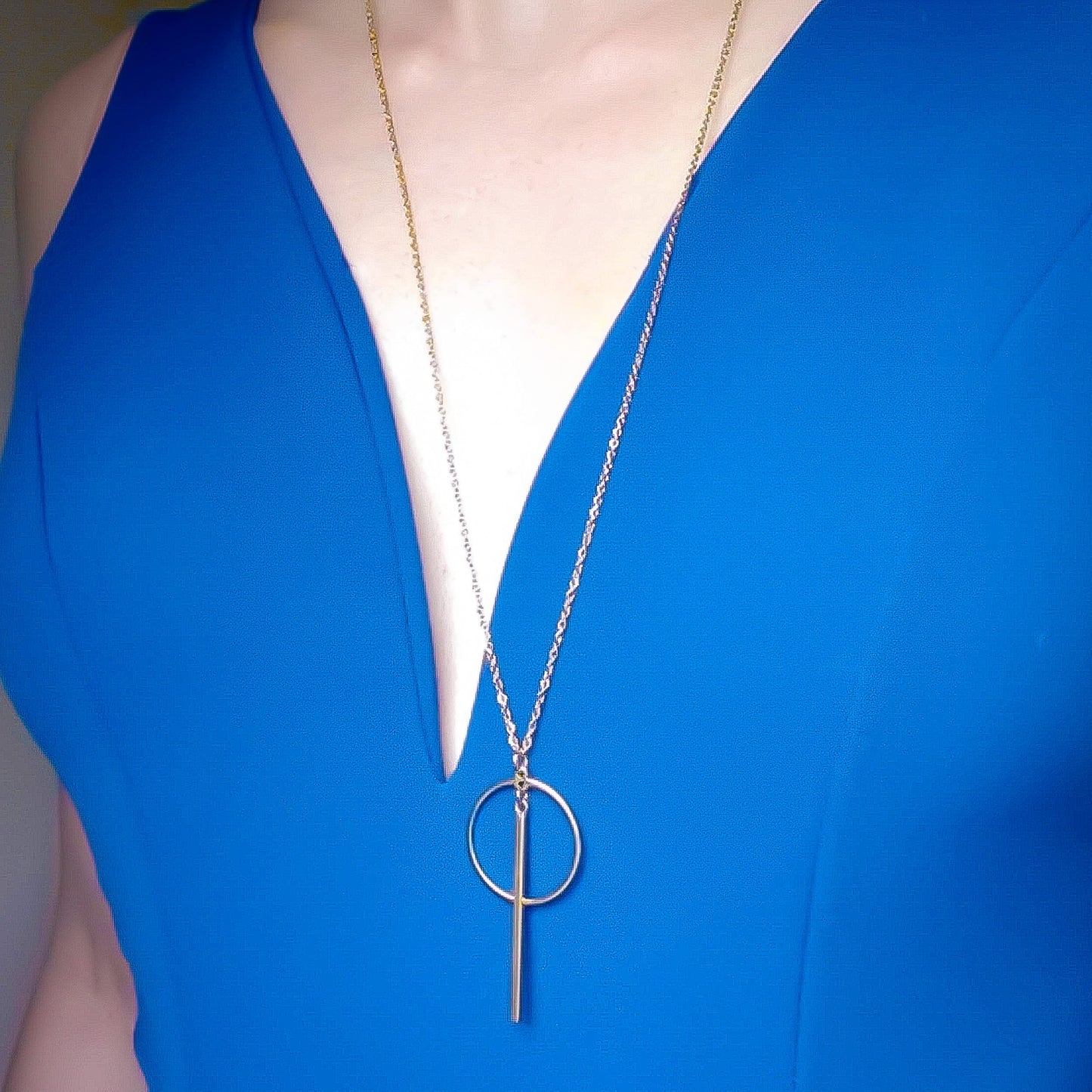 Collier sautoir doré sobre et élégant aux formes géométriques